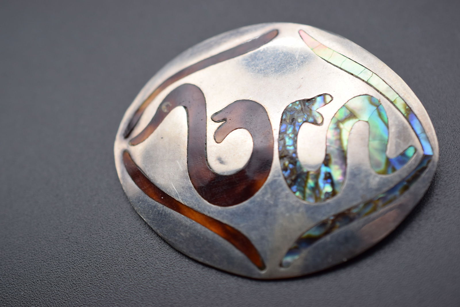 Mexico Los Ballesteros Brooch Pin Vintage Abalone Sterling Signed Lot # BE9: Mexico Los Ballesteros Brooch Pin Vintage Abalone Sterling Signed Hecho En Mexico Los Ballesteros Cuernavaca measures 2" x 1 3/4"