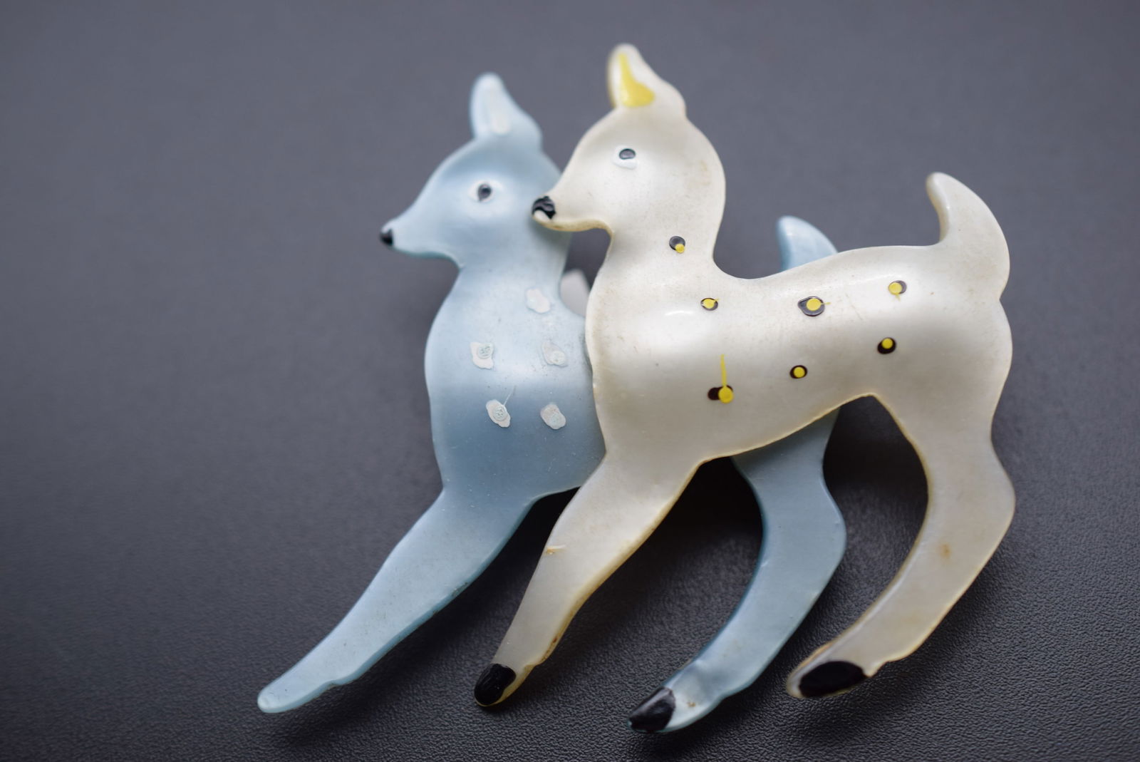 Lucite 1950's Deer Brooch Vintage Lot# BE 18: Lucite 1950's Deer Brooch Vintage measures 2 1/4" x 2 1/2"