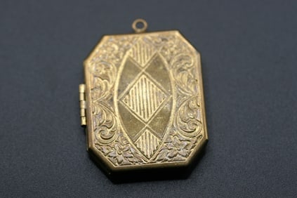 Vintage Huge Square Locket 1940's .lot#72: Vintage Huge Square Locket 1940's measures 1 5/8" x 1 3/8" has both plastic cover inserts the photo inside is probably a loving grandma and grandbaby
