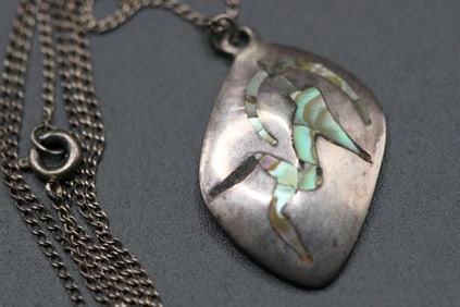 Taxco Mexico RDC Signed Sterling Silver 925 Necklace Pendant Abalone Vintage .lot#88: Taxco Mexico RDC Signed Sterling Silver 925 Necklace Pendant Abalone Vintage pendant measures 1 1/8" x 7/8" and the sterling chain measures 19" long. The pendant is signed on the back Rdc Mexico Sterl