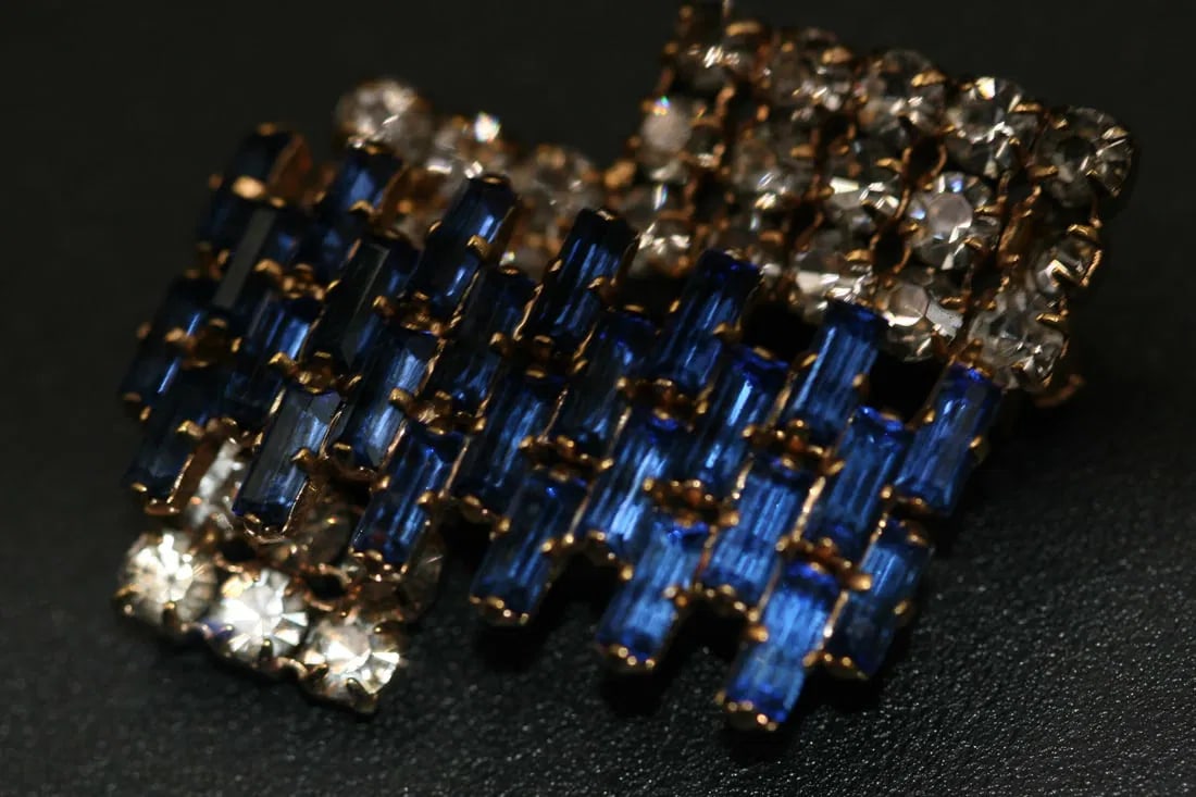 Rhinestone Vintage Brooch Pin Blue Baguette .lot#105: Rhinestone Vintage Brooch Pin Blue Baguette and clear measures 1 5/8" x 1 1/2"