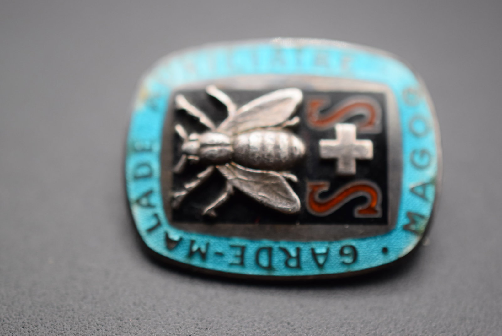 Garde Malade Auxiliaire Magog Enamel Medical 1967 Brooch Pin Vintage Lot # BE 116: Garde Malade Auxiliaire Magog Enamel Medical 1967 Brooch Pin Vintage measures 1" x 3/4" weighs 7.47 grams