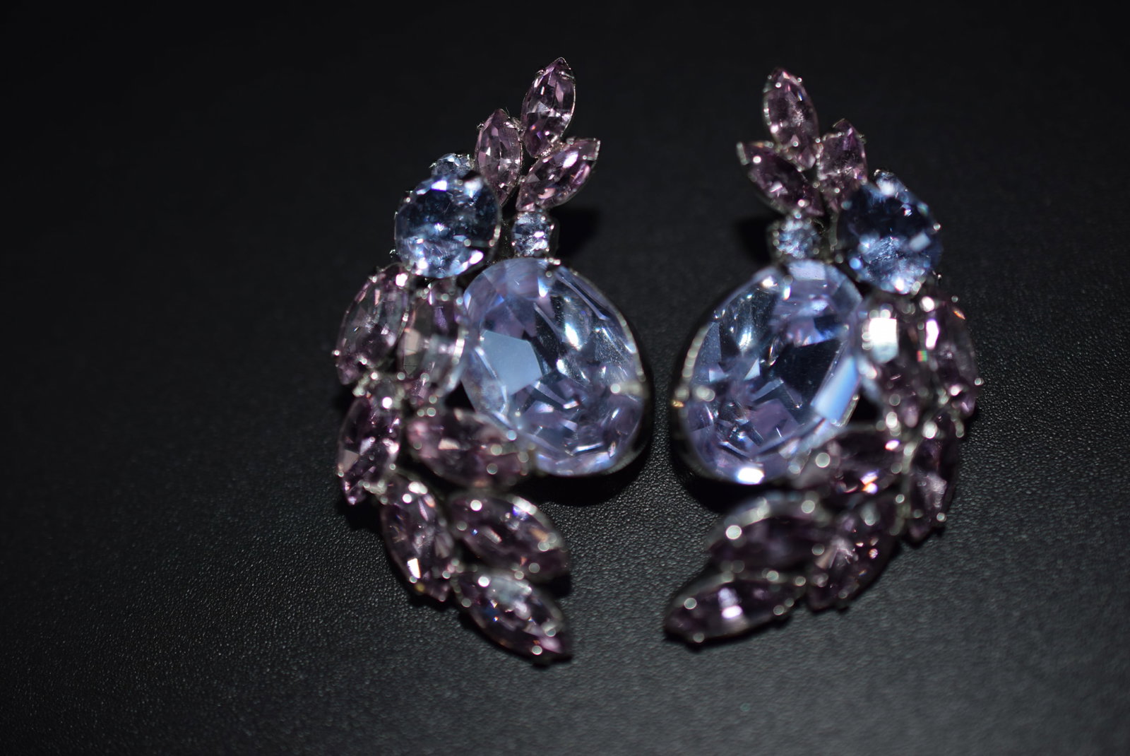 Sherman Rhinestone Signed Vintage 1940's Clip Earrings Alexandrite Lot# BE 131: Sherman Rhinestone Signed Vintage 1940's Clip Earrings Alexandrite measures 1 3/4" x 1" Color change earrings
