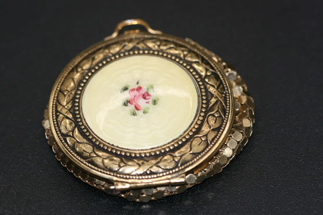 Guilloche Enamel Mesh Powder compact can be coin purse vintage .lot#132: Guilloche Enamel Mesh Powder compact can be coin purse vintage measures 2" in diameter and has original powder inside