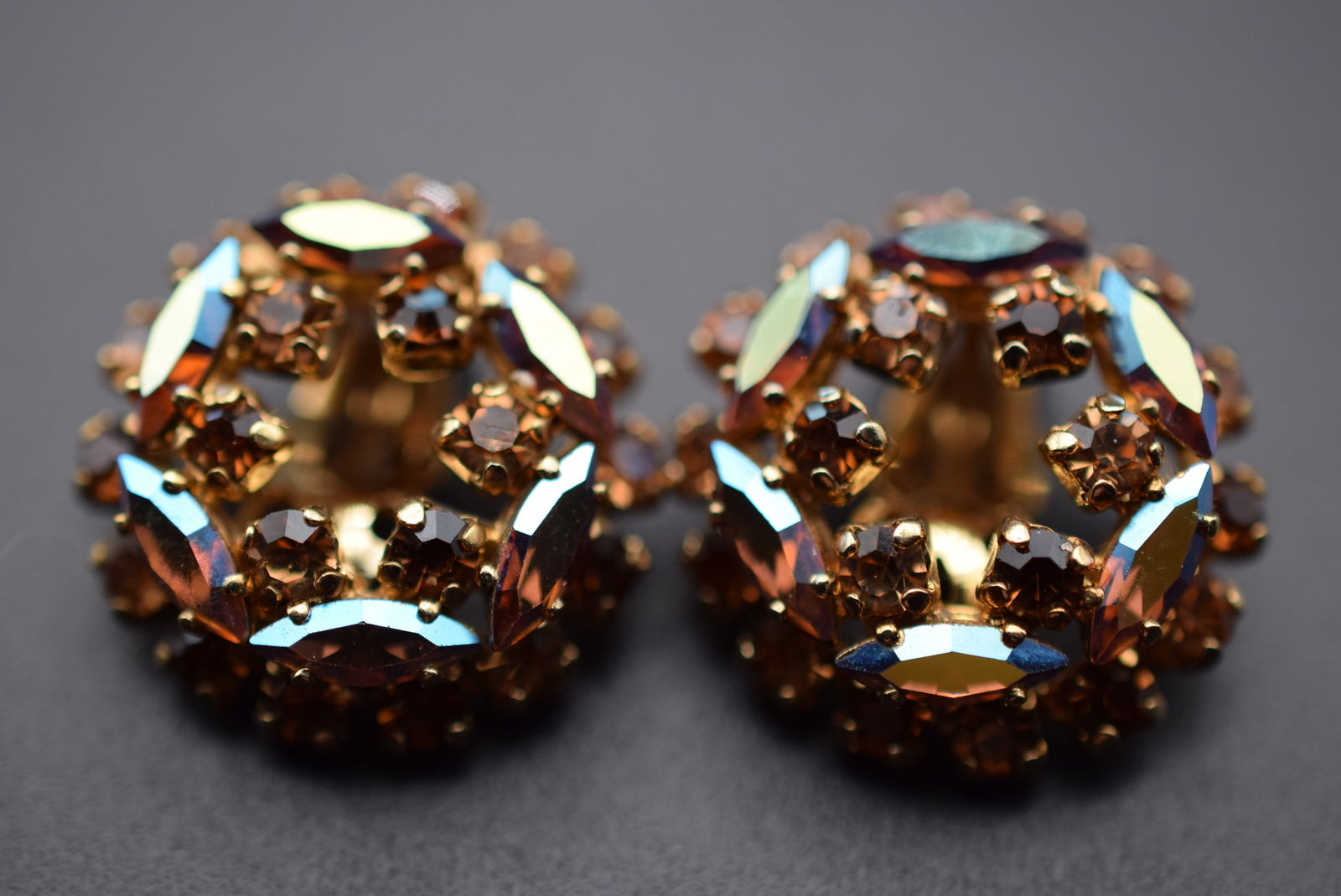Sherman Rhinestone Signed Vintage 1940's Clip Earrings Lot# BE 134: Sherman Rhinestone Signed Vintage 1940's Clip Earrings measures 1" in diameter