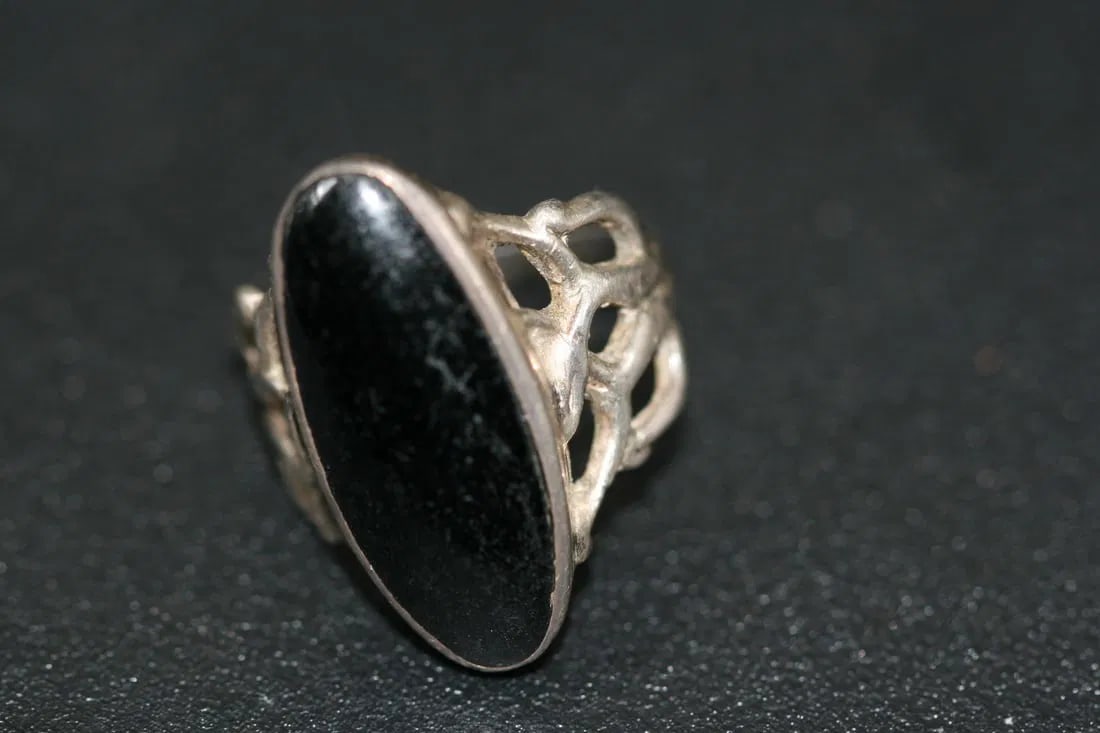 Onyx Sterling Silver 925 Vintage Ring Size 6 .lot#138: Onyx Sterling Silver 925 Vintage Ring Size 6 top measures 1" x 5/8" sparkles in the stone