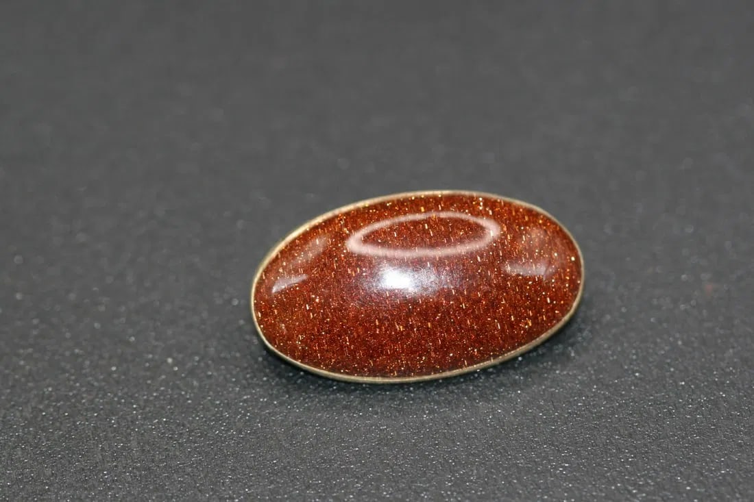 Goldstone Vintage Brooch Pin .lot#167: Goldstone Vintage Brooch Pin measures 1 1/8" x 5/8"