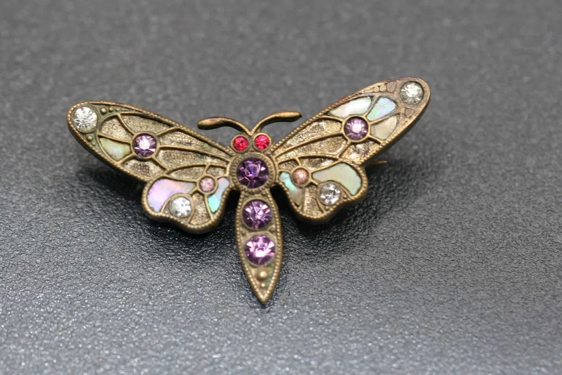 Brass Mother Pearl Butterfly Vintage Brooch Pin rhinestone .lot#209: Brass Mother Pearl Butterfly Vintage Brooch Pin rhinestone measures 1 1/2" x 1"