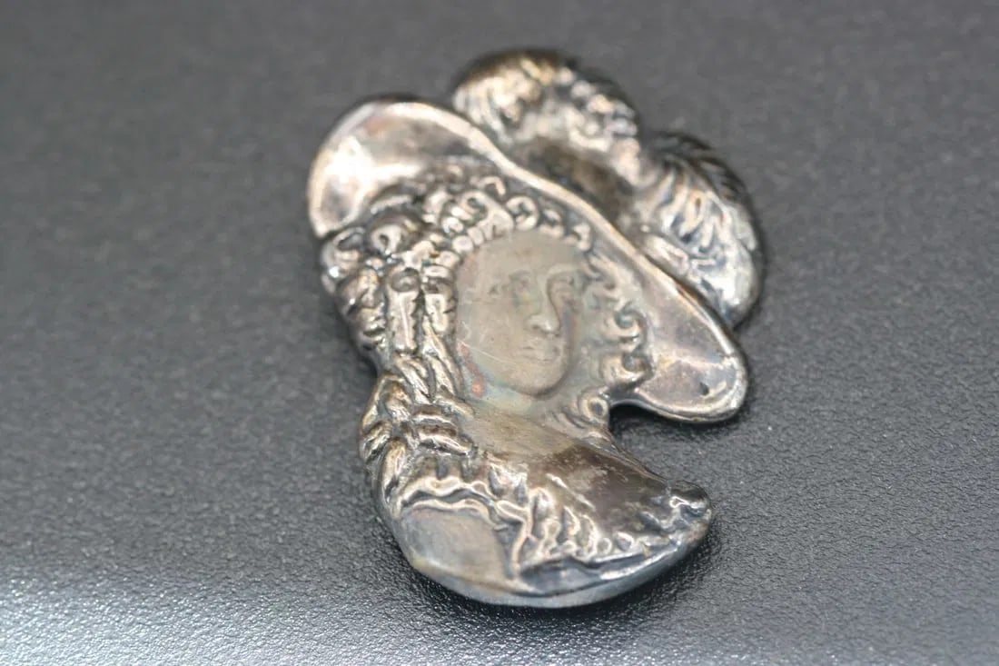 Sterling Figural Repousse Lady Brooch Pin Vintage .lot#211: Sterling Figural Repousse Lady Brooch Pin Vintage measures 1 3/8" x 1 1/4" signed on the back sterling with a makers mark renaissence lady weighs 10 grams nice thick quality