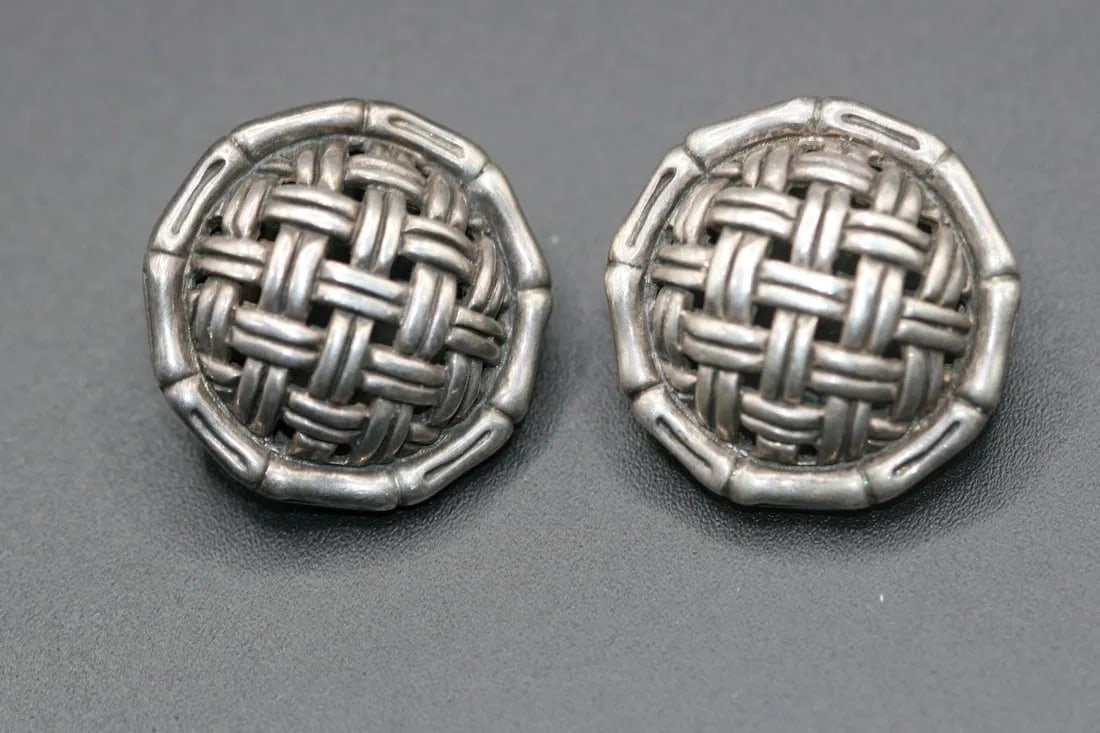 John Hardy Basket Weave Sterling Silver 925 Clip Earrings Signed .lot#231: John Hardy Basket Weave Sterling Silver 925 Clip Earrings Signed measures 1" in diameter stamped on the back with the H Hardy Logo and 925 nice thick quality earrings stunning !