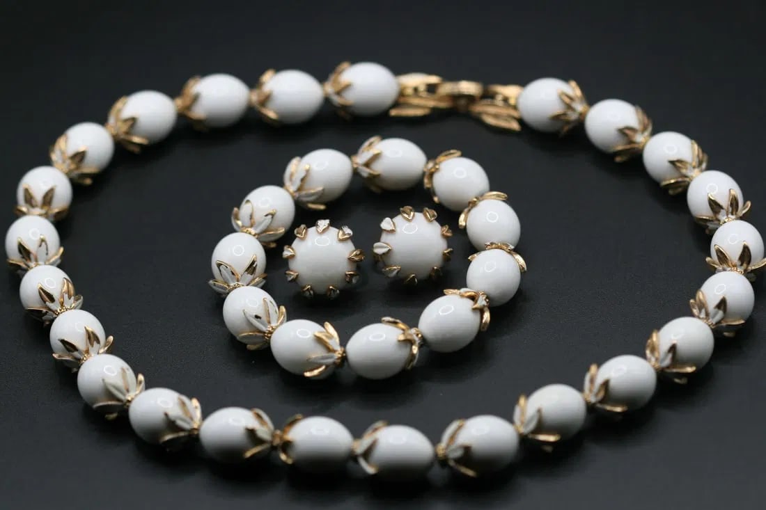 Trifari Necklace Bracelet Earrings Set White Enamel Leaves Signed Vintage .lot#248: Trifari Necklace Bracelet Earrings Set White Enamel Leaves Signed Vintage Necklace measures 17 1/2" long and the matching clip earrings measure 3/4" in diameter the matching bracelet measures 7" long