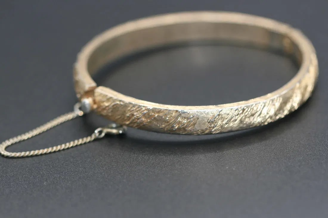 Crown Trifari Bangle Bracelet Vintage Gold Plated  .lot#258 (1 of 4)