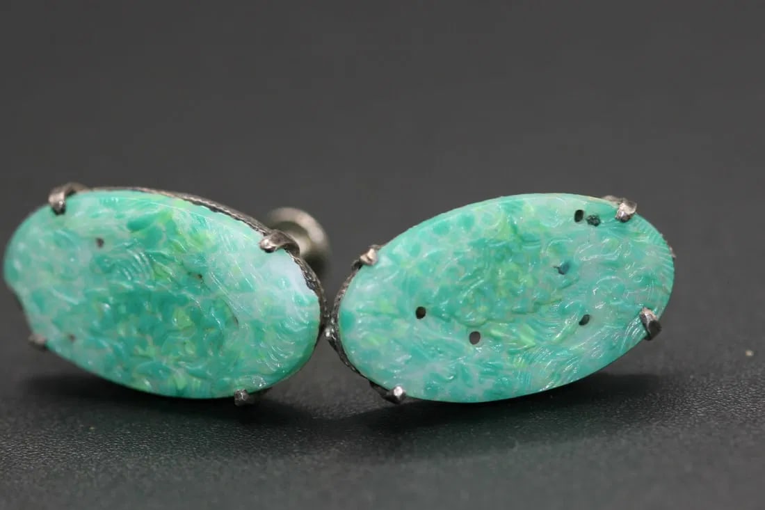 Jadeite Carved Molded Glass Vintage Screw Back Earrings .lot#265: Jadeite Carved Molded Glass Vintage Screw Back Earrings measure 1" x 5/8"
