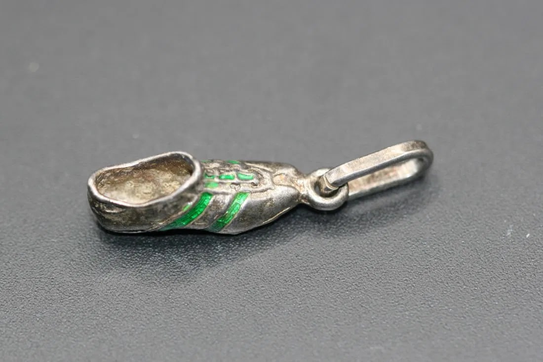 Soccer Enamel Cleat Shoe Pendant Sterling 925 .lot#299: Soccer Enamel Cleat Shoe Pendant Sterling 925 measures 1" x 3/8" signed 925 then 103AR