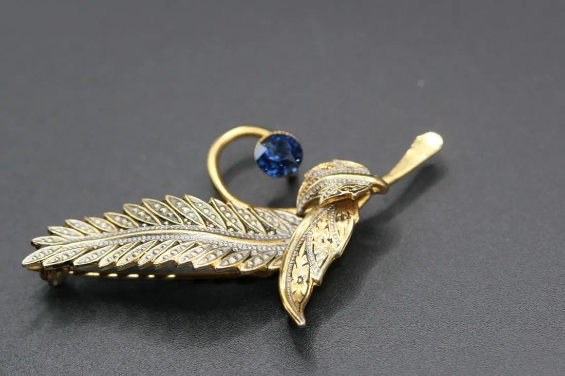Damascene Leaf Rhinestone Brooch Pin Vintage .lot#313: Damascene Leaf Rhinestone Brooch Pin Vintage measures 2 1/2" X 1 1/2"