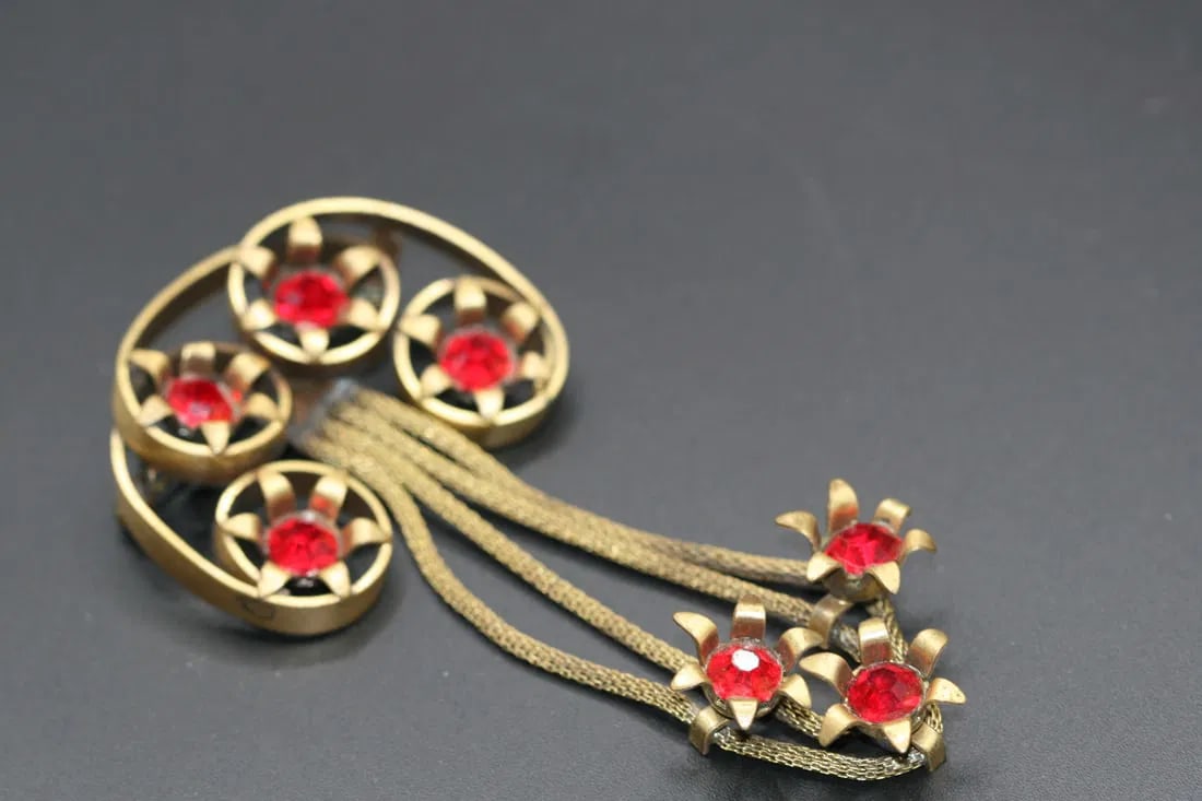 Rhinestone Red Dangle Mesh Brooch Pin Vintage .lot#335: Rhinestone Red Dangle Mesh Brooch Pin Vintage measures 4" long x 2"