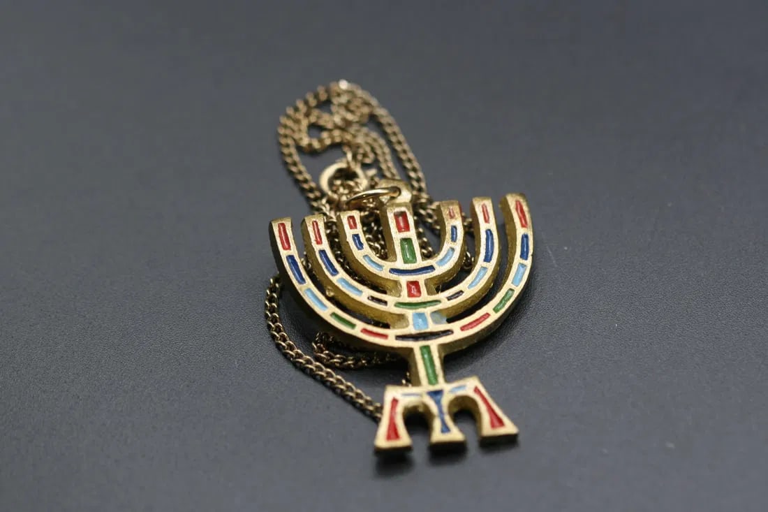 Minorah Made in Israel Necklace Pendant Enamel Vintage .lot#339: Minorah Made in Israel Necklace Pendant Enamel Vintage pendant measures 1 5/8" x 1 1/2" chain measures 24" long