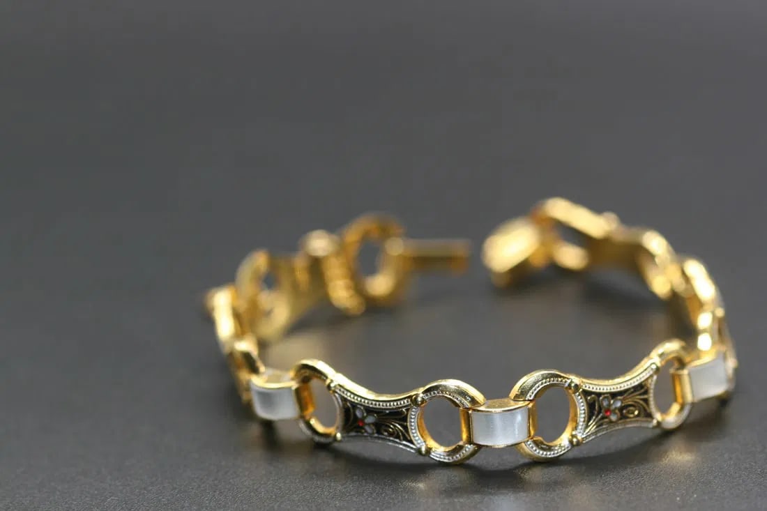 Damascene Mother Pearl Bracelet Vintage .lot#377: Damascene Mother Pearl Bracelet Vintage measures 7 1/2" long x 1/2" wide