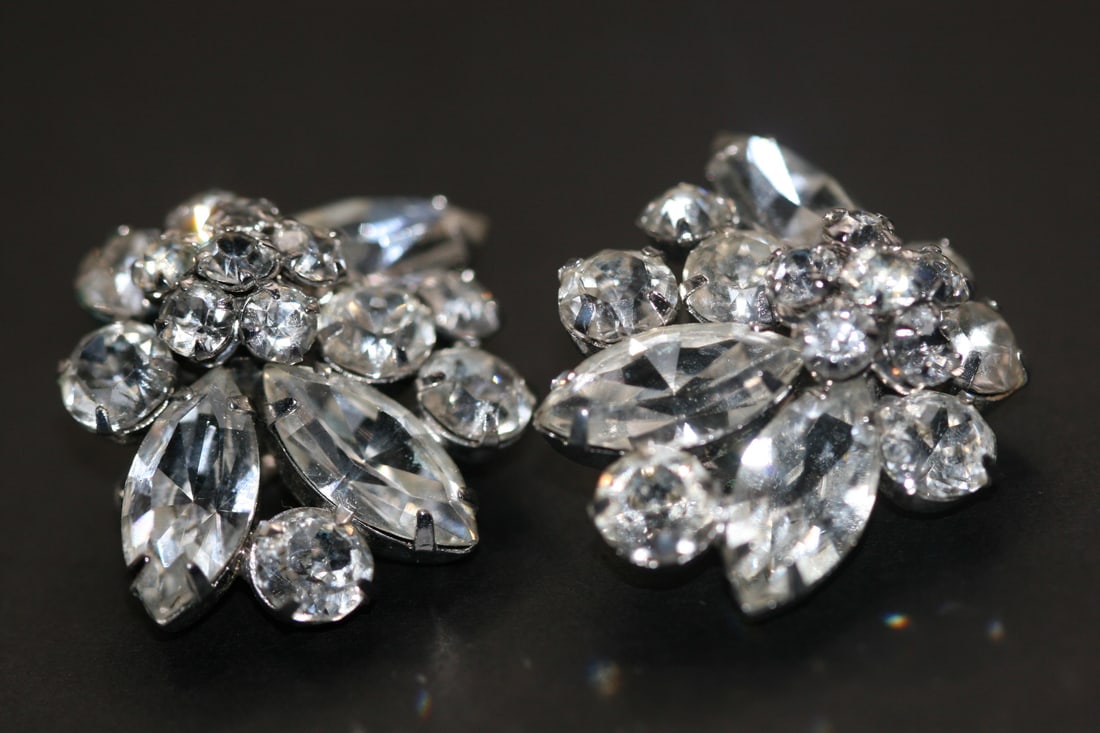 Sherman Diamante Clear Crystal Swarovski Flower Earrings Clip Vintage Signed .Lot#433: Sherman Diamante Clear Crystal Swarovski Flower Earrings Clip Vintage Signed measures 1 3/8" x 1 1/8" signed on the clip backs