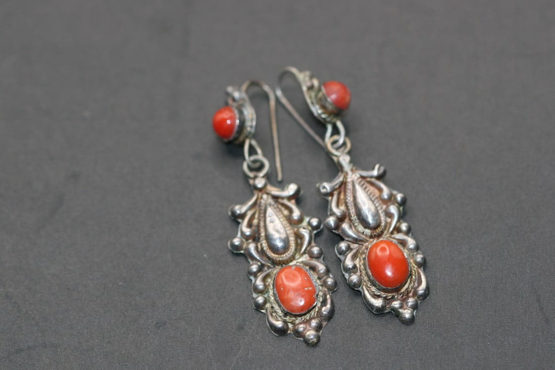 Etruscan Coral Pierced Drop Earrings vintage .Lot#451: Etruscan Coral Pierced Drop Earrings vintage measures 1 5/8" x 3/8"
