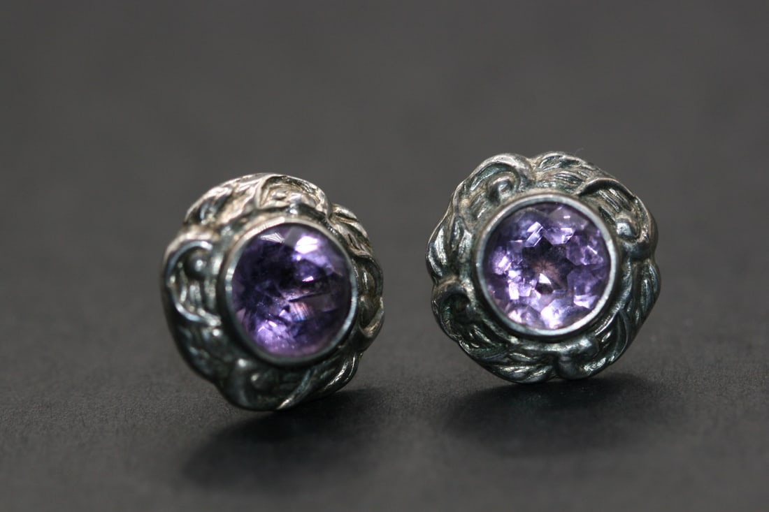 Shiptonia England Amethyst Pierced Vintage Earrings Signed Lot518: Shiptonia England Amethyst Pierced Vintage Earrings Signed measures 5/8" in diameter