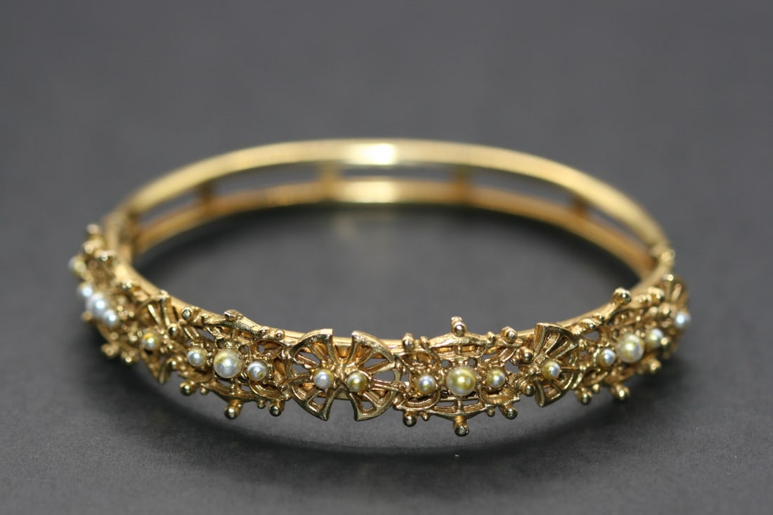 Florenza Seed Pearl Clamper Hinged Bracelet Vintage Lot 555: Florenza Seed Pearl Clamper Hinged Bracelet Vintage opening measures 2 1/4" across Signed inside