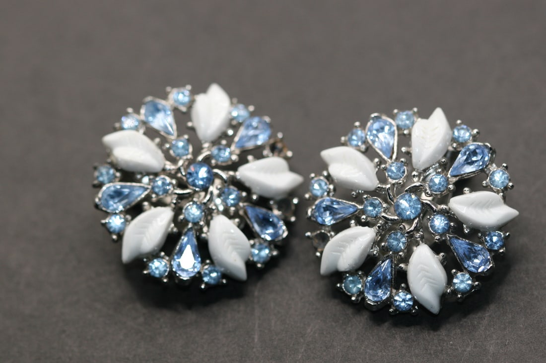 Trifari Crown Fruit Salad Rhinestone Clip Vintage Earrings Signed Lot 641: Trifari Crown Fruit Salad Thermoset Rhinestone Clip Vintage Earrings Signed measures 1 1/8" in diameter