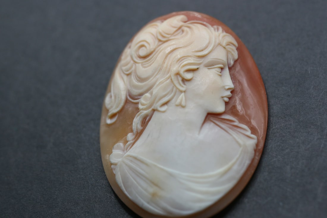 Shell Cameo Huge Large Magnificent Carved Lady measures 2" x 1 1/2" Lot 690: Shell Cameo Huge Magnificent Carved Vintage Lady measures 2" x 1 1/2"