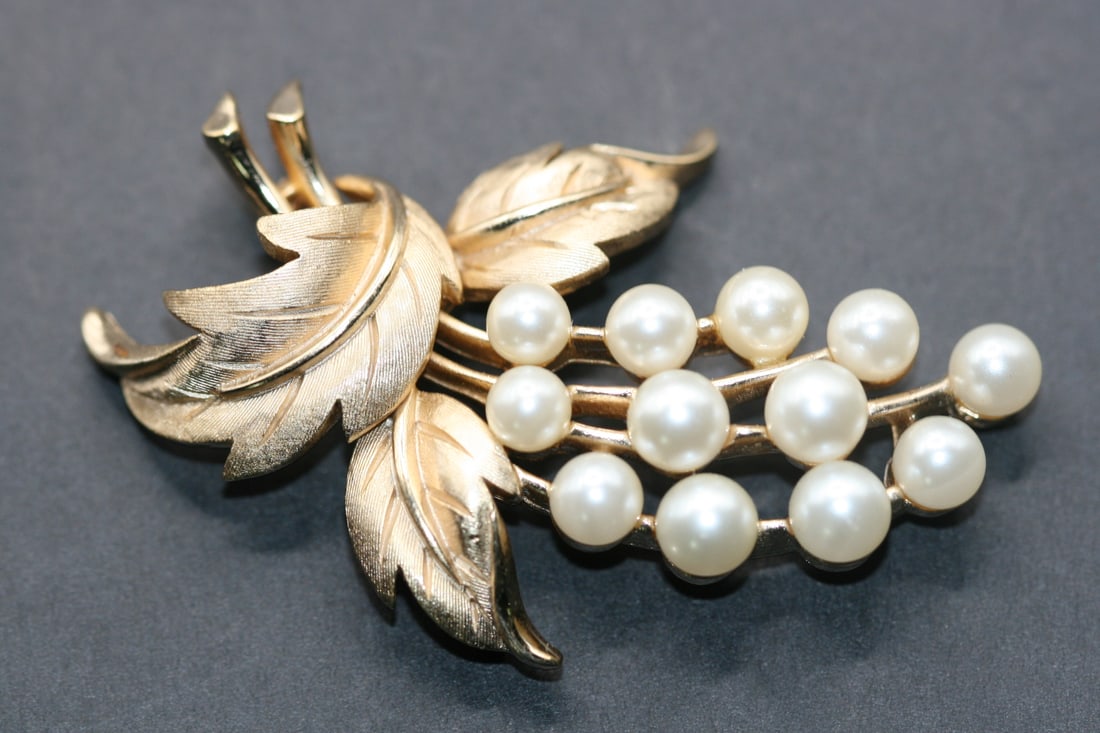 Trifari Gold and Pearls Flower Brooch Pin Vintage Lot 713: Trifari Gold and Pearls Flower Brooch Pin Vintage measures 2 3/8" x 1 1/2"