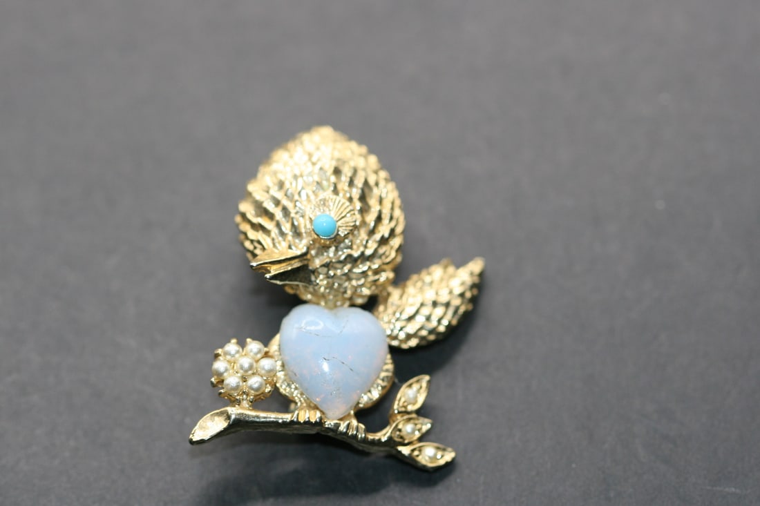 whimsical Moonstone Heart tweet bird vintage brooch pin figural Lot 767 (1 of 2)