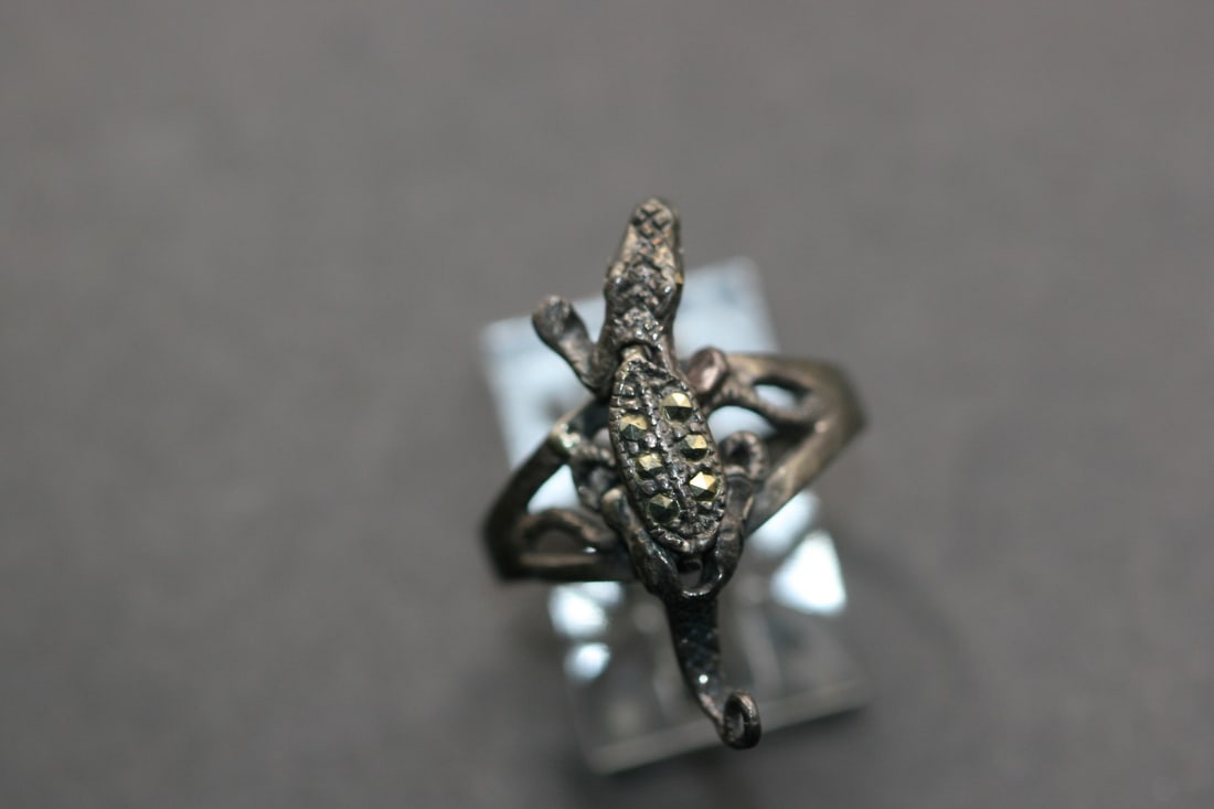 Lizard Marcasite Sterling Silver 925 Moveable Ring Size 8 Lot 786: Lizard Marcasite Sterling Silver 925 Ring Size 8 top measures 1 1/8" tail and head move
