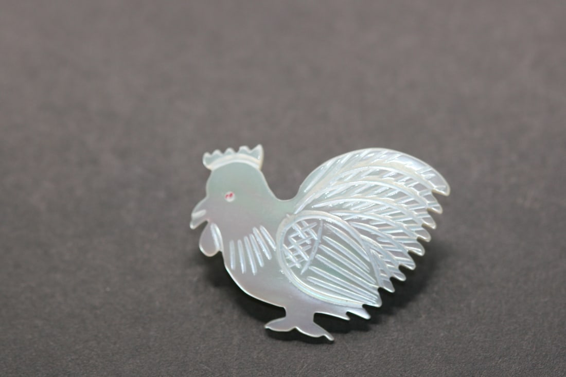 Mother of Pearl Rooster Chicken Brooch Pin vintage Lot 795: Mother of Pearl Rooster Chicken Brooch Pin vintage measures 1 1/8" x 7/8"