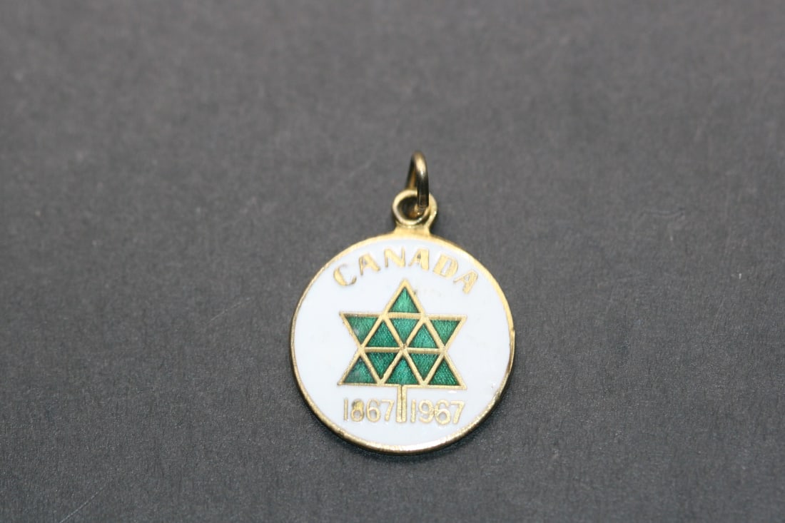 Canada 1867-1967 Enamel Brooch Pin Vintage Lot 805: Canada 1867-1967 Enamel Brooch Pin Vintage signed on the back RD'65 Cent.Com. Measures 3/4" in diameter