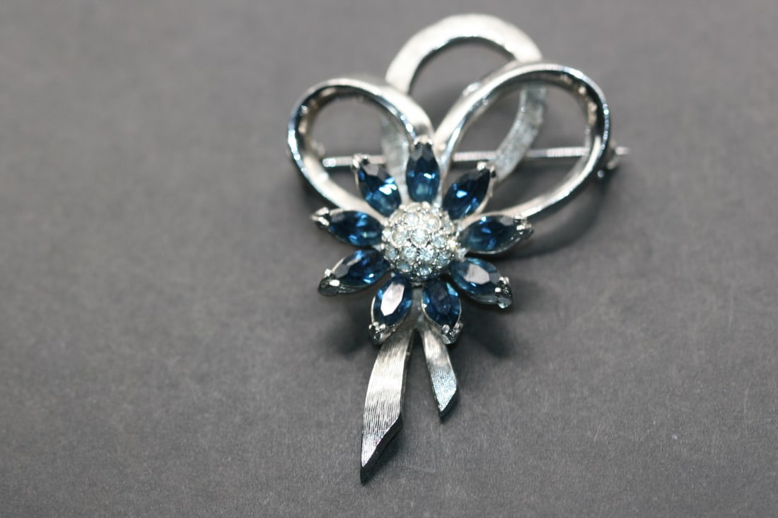 Bow Brooch Flower Pin Rhinestone Vintage Lot 810: Bow Brooch Flower Pin Rhinestone Vintage measures 2 1/4" x 1 1/2"