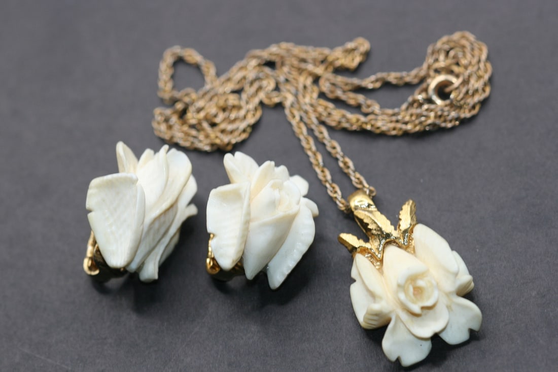 Bates Bacon 1950 Rose Necklace Earrings Set Lot 817 (1 of 7)