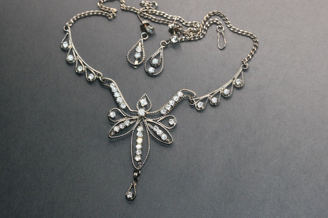 Star Rhinestone Necklace Earrings set Vintage Lot 832: Star Rhinestone Necklace earrings set Vintage measures necklace 16" long and center drop in 2 1/2" earrings are pierced measure 1" x 1/2"