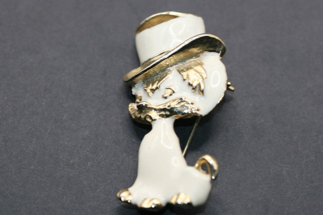 Cat with Hat Enamel Brooch Pin vintage Lot 859: Cat with Hat Enamel Brooch Pin vintage whimsical measures 2" x 1"