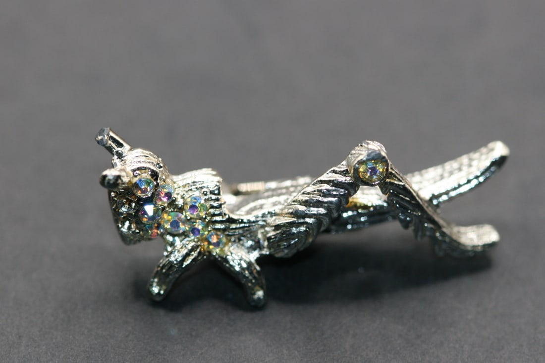 Cricket Bug Brooch Pin Vintage Lot 860: Cricket Bug Brooch Pin Vintage measures 1 1/2" x 5/8"