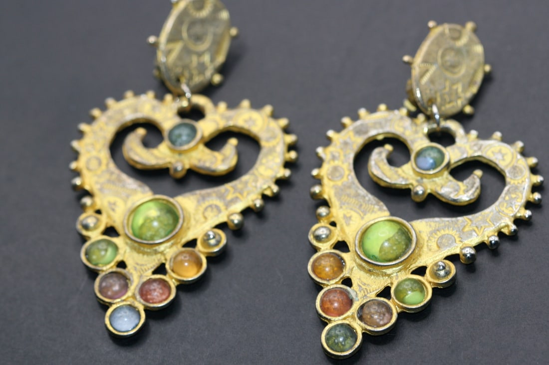 Huge Cabochon Star Moon Dangle Shoulder clip earrings Lot 883: Huge Cabochon Star Moon Dangle Shoulder clip earrings measure 3 1/2" x 2"