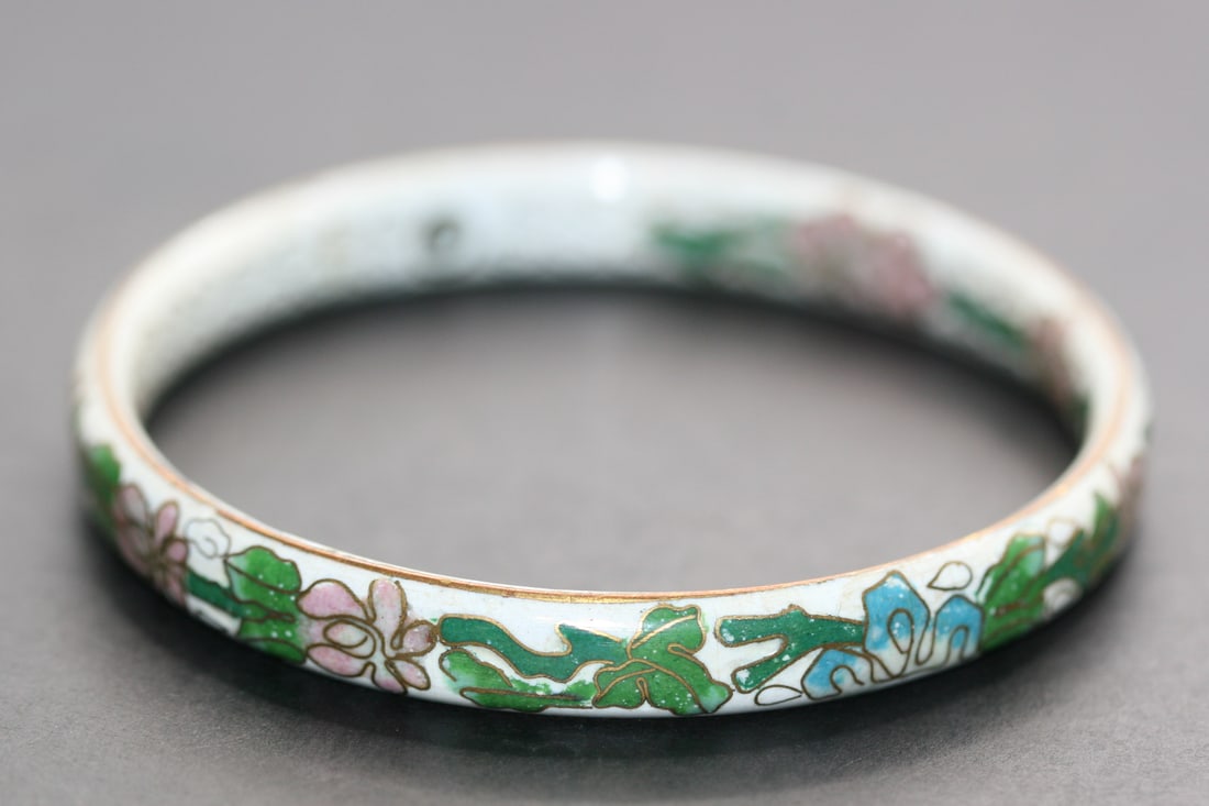 Cloisonne White Bangle Bracelet Vintage Lot 895: Cloisonne White Bangle Bracelet Vintage inside measures 2 1/2" across inside and is 3/8" wide
