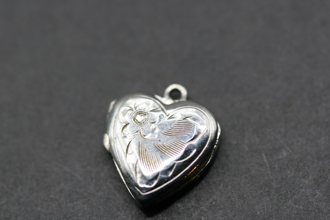 Mini Locket vintage Sterling Silver 925 Lot 931: Mini Locket vintage Sterling Silver 925 measures 3/4" x 5/8" signed Ster on the back