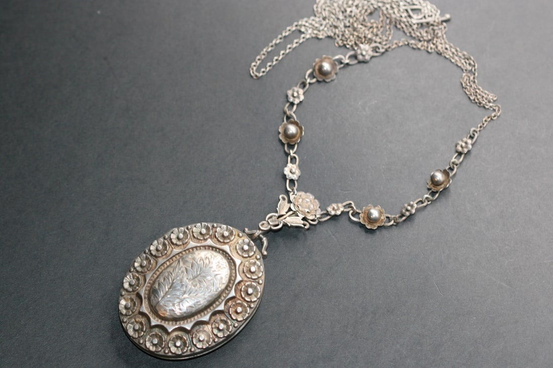 Victorian Magnificent Sterling Locket w Chain England Lot 946 (1 of 9)