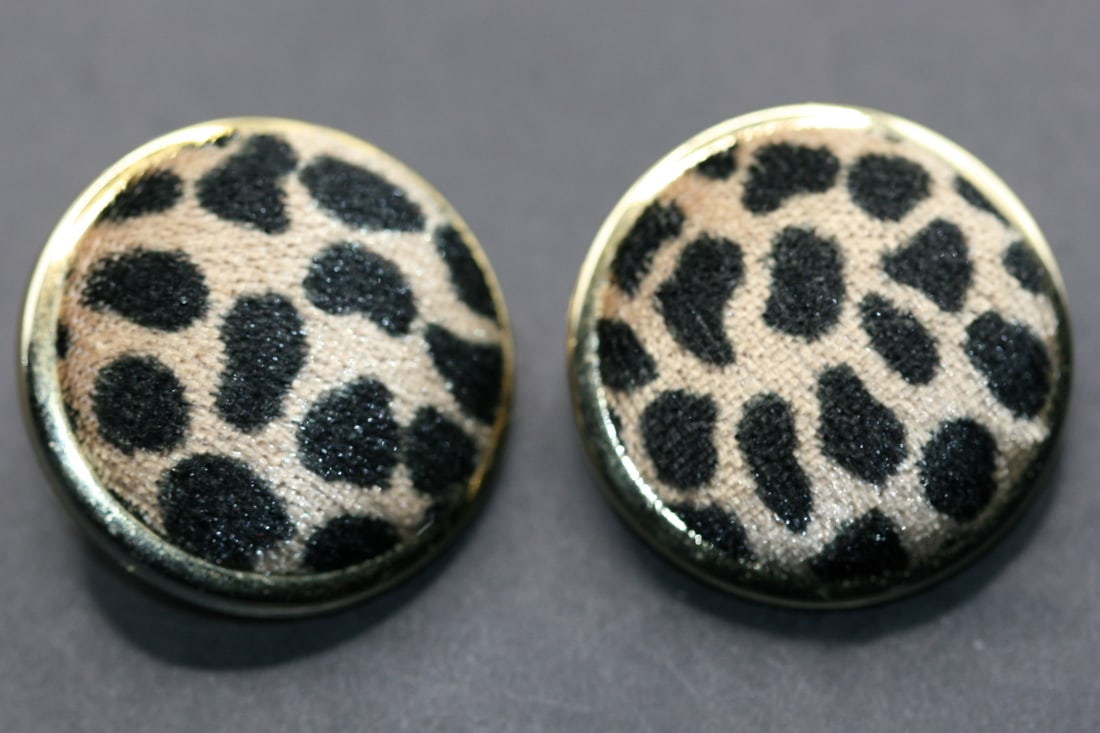 Leopard Synthetic Fur Huge Clip Earrings Lot 982: Leopard Synthetic Fur Huge Clip Earrings measures 1 3/8" in diameter