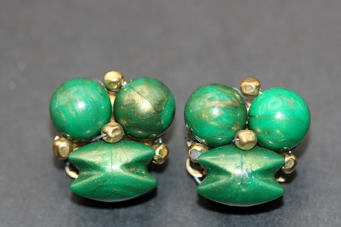Vintage Plastics 80's Green Marbled Bead Clip Earrings Lot 993: Vintage Plastics 80's Green Marbled Bead Clip Earrings measures1" x 7/8"