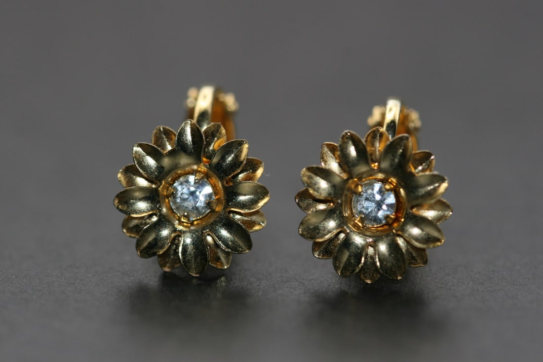 Dainty Sunflower Rhinestone Earrings Clip Lot 995: Dainty Sunflower Rhinestone Earrings Clip measures 1/2" in diameter