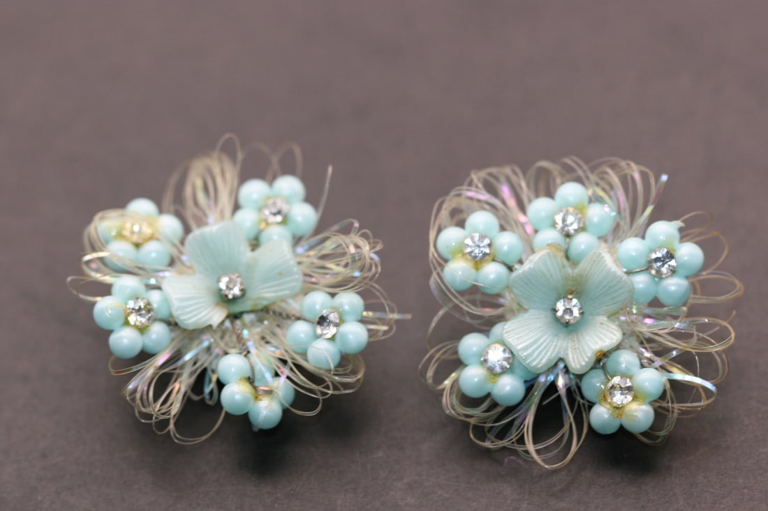 60's vintage plastics Turquoise Cluster Clip Earrings Lot 1000 (1 of 2)