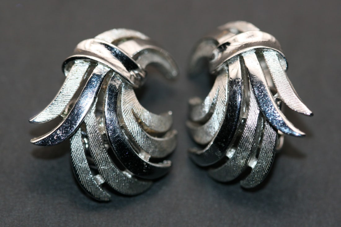 Trifari Crown Silvertone Swirl Clip Vintage Earrings Lot 1002: Trifari Crown Silvertone Swirl Clip Vintage Earrings 1" x 7/8" Signed Trifari with Crown over the T