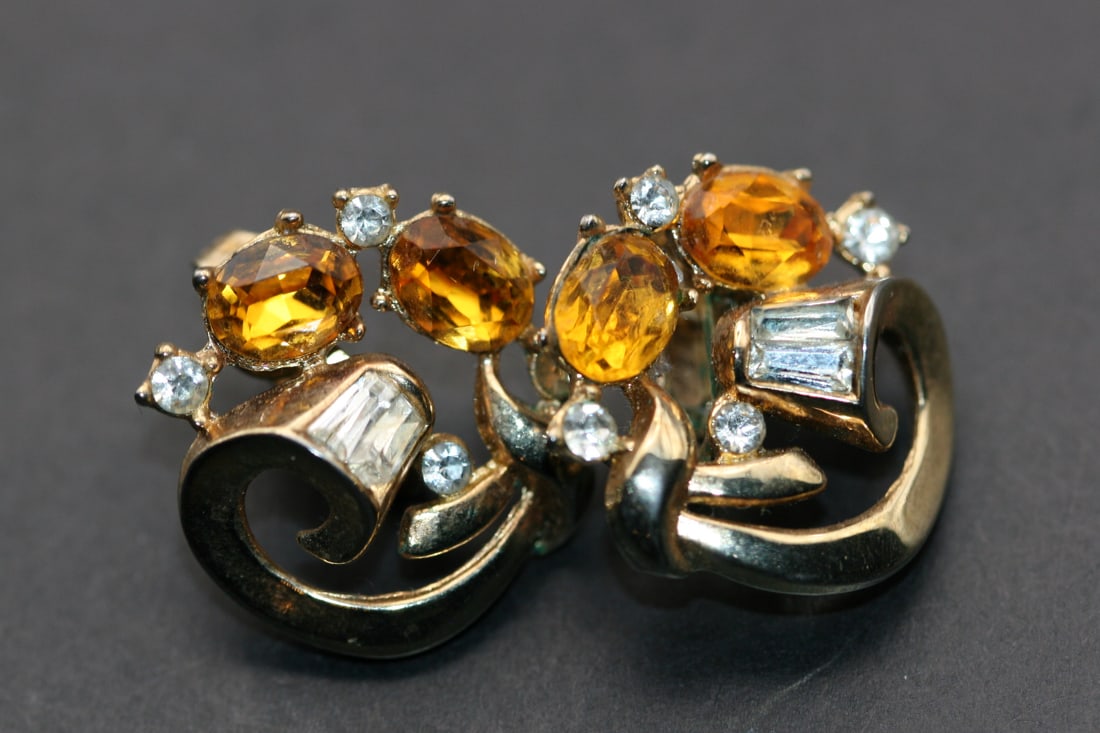 Trifari Crown Pat Pend Vintage Rhinestone Clip Earrings Lot 1006: Trifari Crown Pat Pend Vintage Rhinestone Clip Earrings measures 1" in diameter Signed Trifari with a crown over the T and marked Design Pat.Pend.