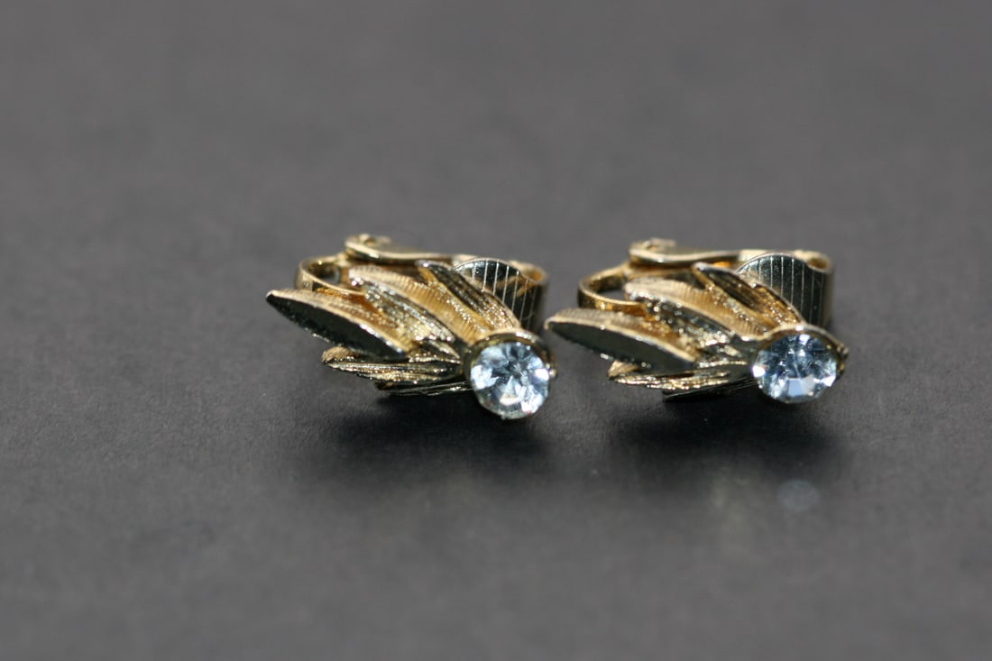 Rhinestone Sweet Clip Earrings Vintage Goldtone Lot 1027: Rhinestone Sweet Clip Earrings Vintage Goldtone Measures 3/4" x 3/8"