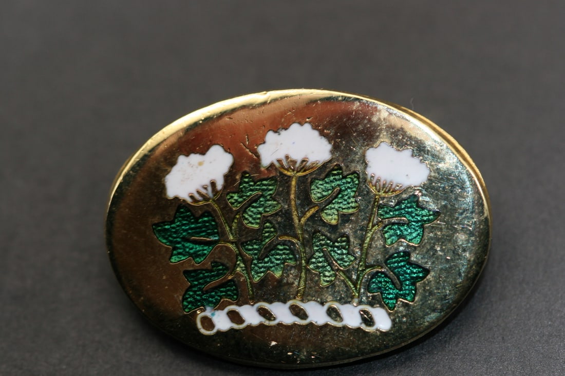 Enamel Thistle Plant Brooch Pin Lot 1055: Enamel Thistle Plant Brooch Pin measures 1 1/8" x 5/8"